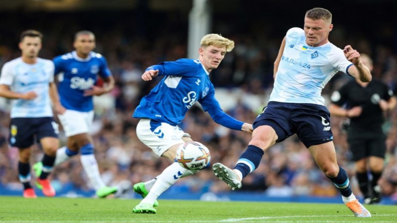 Pemain tengah Everton Anthony Gordon (kiri) berebut bola dengan bek Dynamo Kiev Mykyta Burda dalam pertandingan persahabatan di Goodison Park di Liverpool 29 Juli , 2022. (AFP/NIGEL RODDIS)