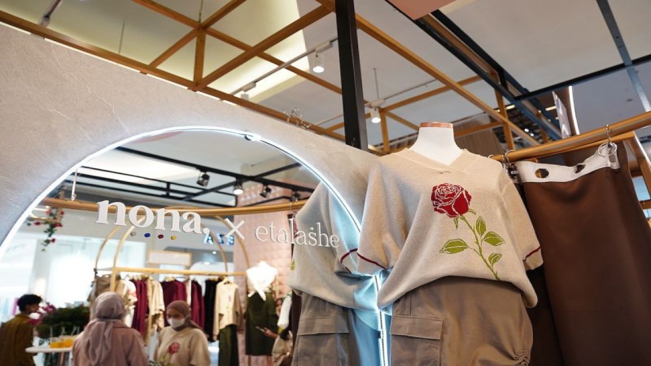 Nona menggandeng Etalashe menghadirkan koleksi "Nostalgia" (ANTARA/HO)