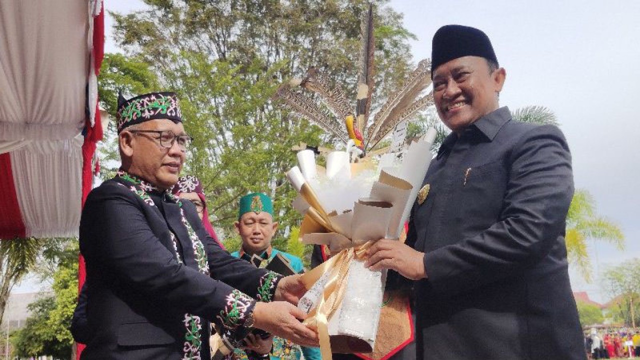 Kepala Kanwil Kemenag Kalteng Noor Fahmi (kiri) bersama Wagub Kalteng Edy Pratowo di sela peringatan ke-77 HAB, Palangka Raya, Selasa, (3/1/2023). (ANTARA/Muhammad Arif Hidayat)