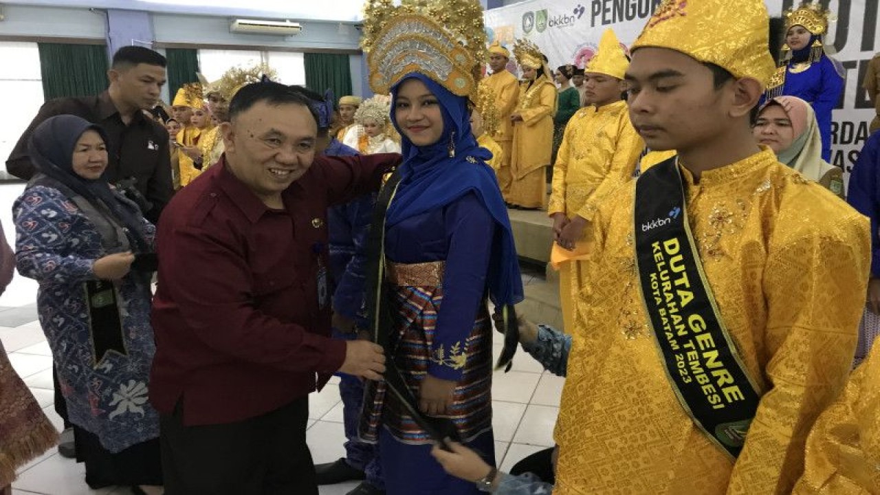 Deputi Bidang KSPK BKKBN RI Nopian Andusti menyematkan tanda duta genre, Selasa (31/1/2023) di Batam. (FOTO ANTARA/Yude)