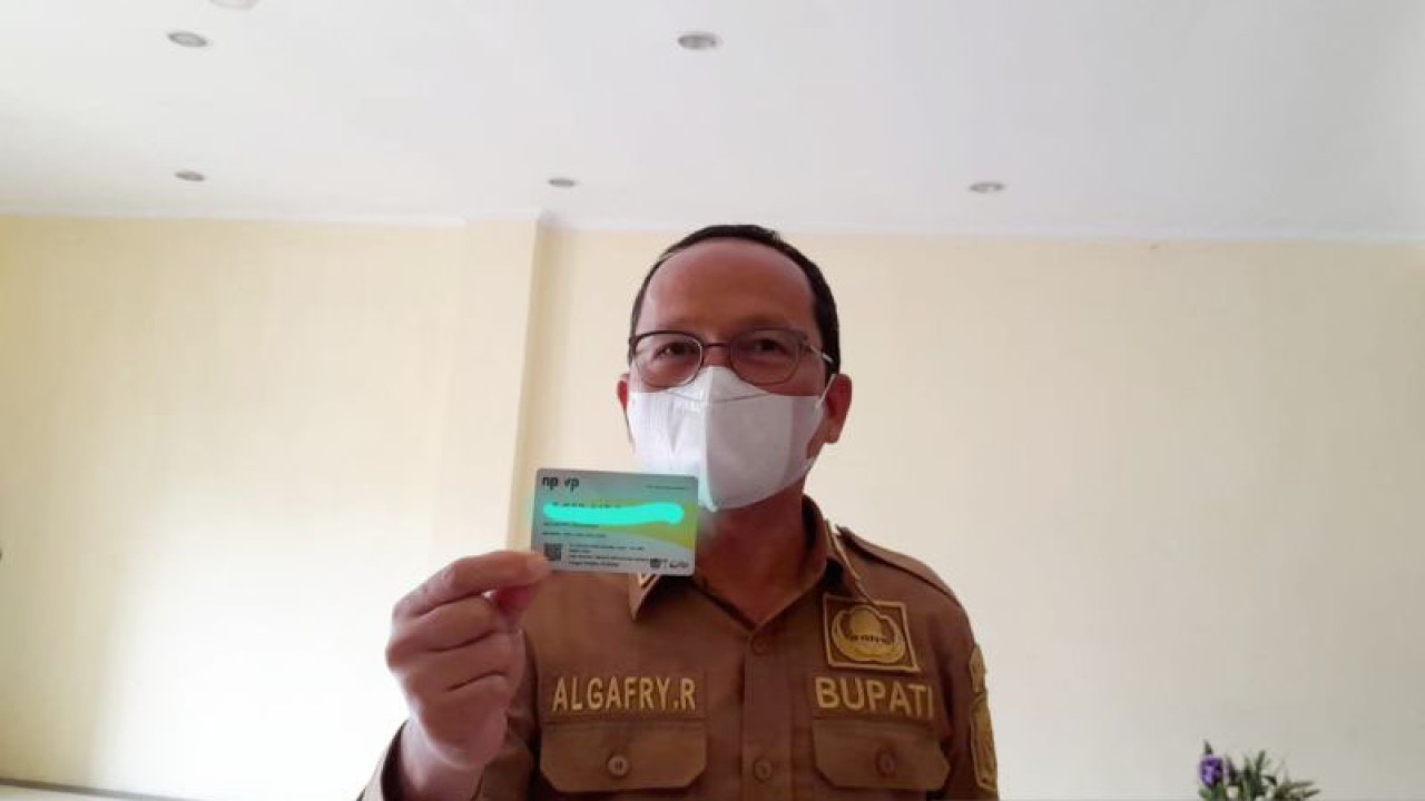 Bupati Bangka Tengah, Algafry Rahman saat menunjukkan NPWP dengan format terbaru, Senin (9/1) (FOTO ANTARA/Ahmadi)