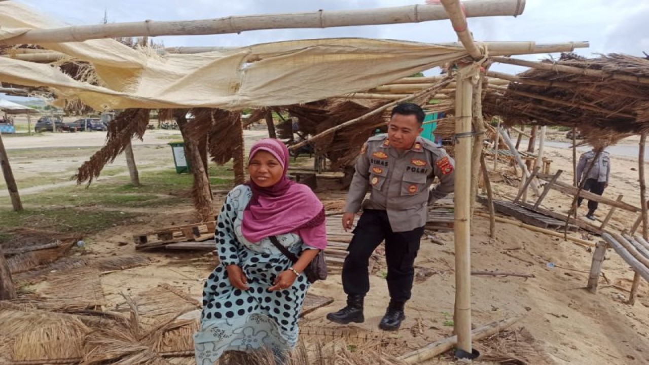 Polisi meninjau lapak pedagang yang rusak disapu puting beliung di Pantai Seger, KEK Mandalika, Kabupaten Lombok Tengah, Nusa Tenggara Barat. (ANTARA/Humas Polres Lombok Tengah)