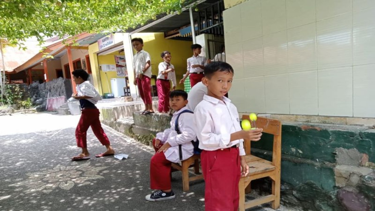 Seorang anak di sebuah sekolah dasar di Kota Mataram, Provinsi Nusa Tenggara Barat, sedang asyik bermain lato-lato sambil menunggu waktu pulang, Selasa (17/1-2023). (Foto: ANTARA/Nirkomala)