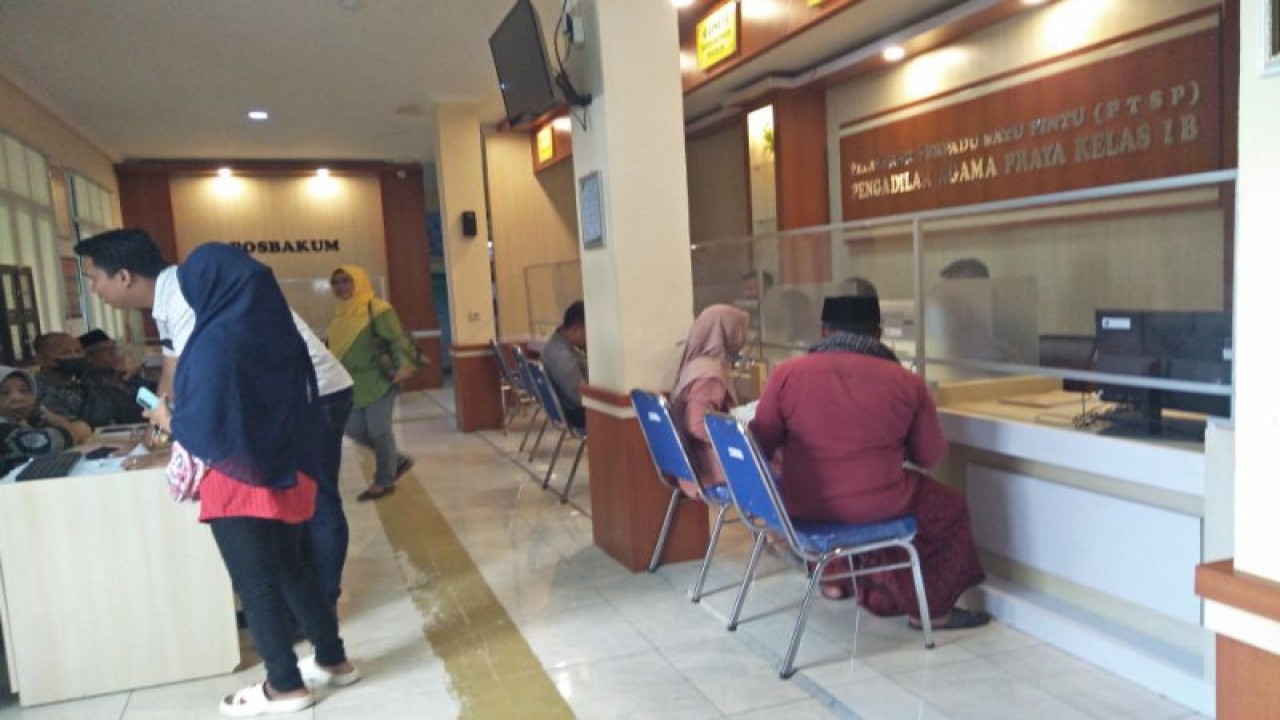 Warga mengajukan gugatan perceraian di Kantor Pengadilan Agama Praya, Kabupaten Lombok Tengah, Provinsi Nusa Tenggara Barat. (ANTARA/Akhyar)