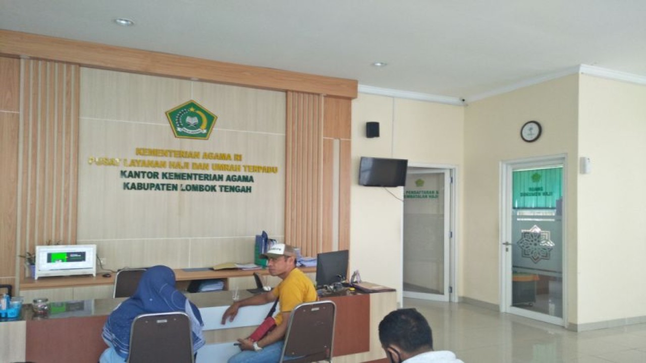 Warga saat melakukan pendaftaran haji di kantor Kementerian Agama Kabupaten Lombok Tengah, Nusa Tenggara Barat (ANTARA/Akhyar)