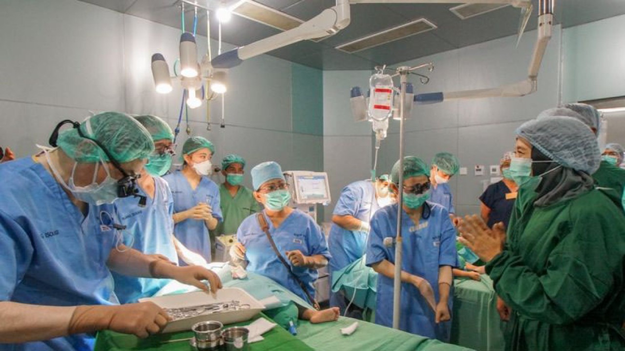 Wakil Gubernur NTB, Hj. Siti Rohmi Djalilah (kanan) menyaksikan secara langsung operasi bakti sosial bibir sumbing dan facial cleft di ruang operasi RSUD Provinsi NTB di Kota Mataram, Selasa (24/1/2023). (FOTO ANTARA/Pemprov NTB).