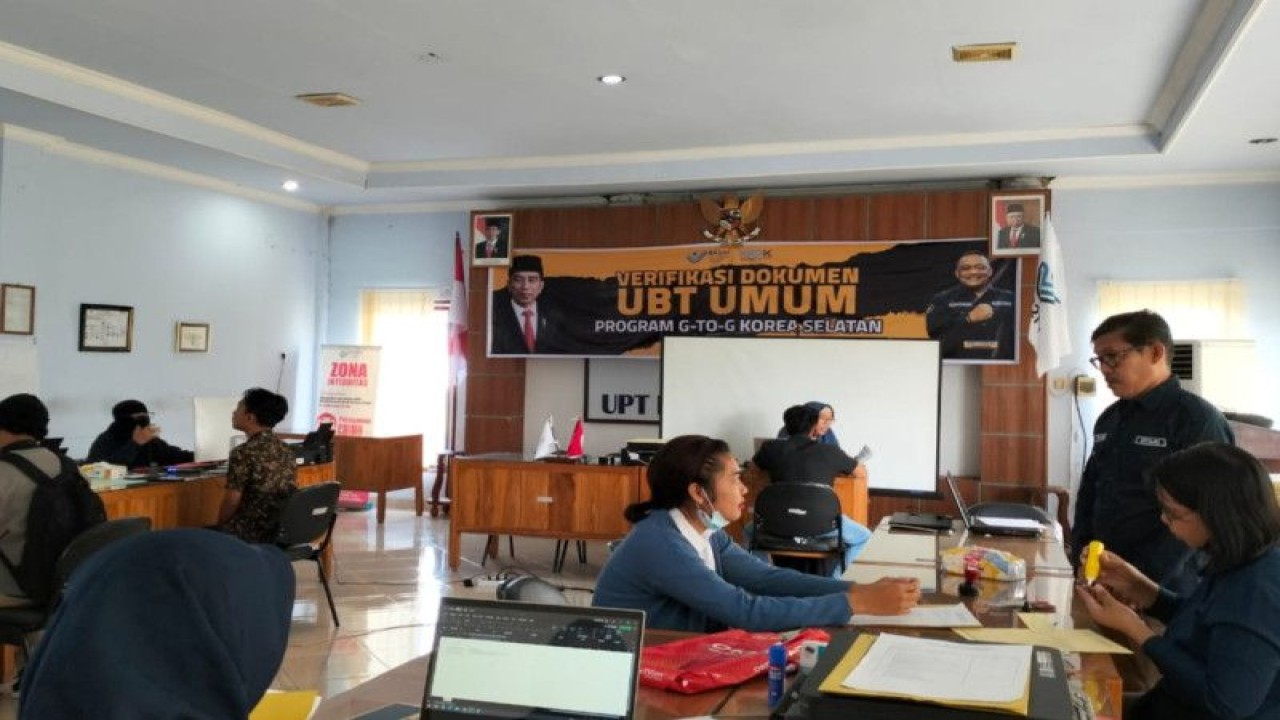 Petugas Balai Pelayanan Pelindungan Pekerja Migran Indonesia (BP3MI) NTB melakukan verifikasi dokumen CPMI. (ANTARA/HO-BP3MI NTB)