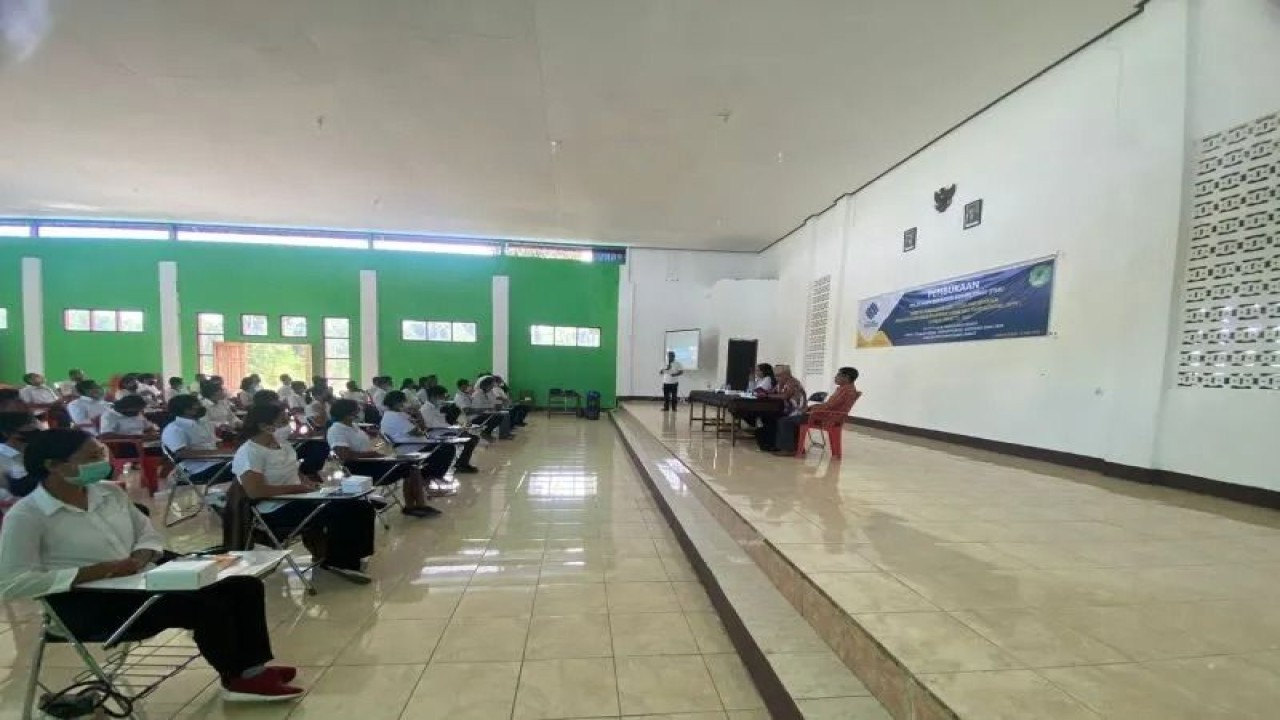 Pemerintah Kabupaten Manggarai Barat memberikan pelatihan berbasis kompetensi bagi barista guna mendorong usaha sektor potensial dalam pengembangan pariwisata Labuan Bajo, Manggarai Barat, NTT, Rabu (18/5/2022). (ANTARA/HO-Dinas Tenaga Kerja, Transmigrasi, Koperasi, dan UMKM Manggarai Barat)