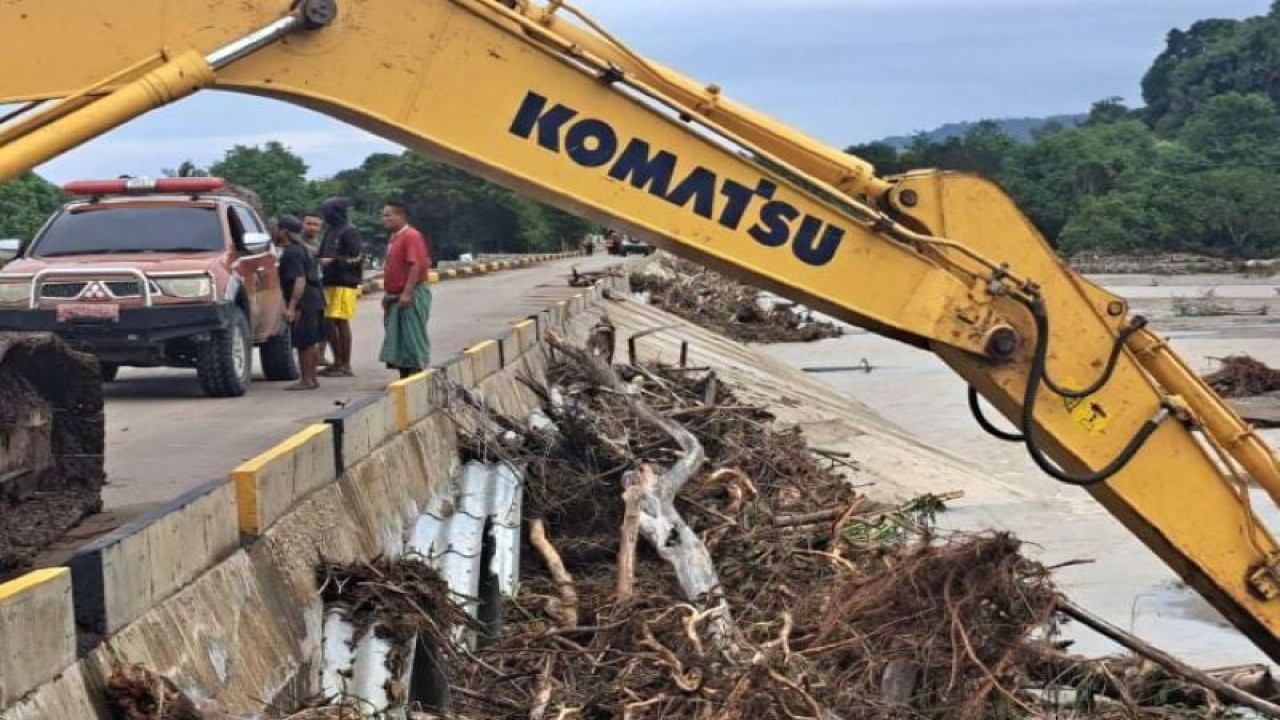 Pemerintah Kabupaten Kupang Provinsi Nusa Tenggara Timur melakukan normalisisasi sungai Siumate guna mencegah adanya banjir susulan pada musim penghujan ini. (ANTARA/HO-BPBD Kabupaten Kupang)