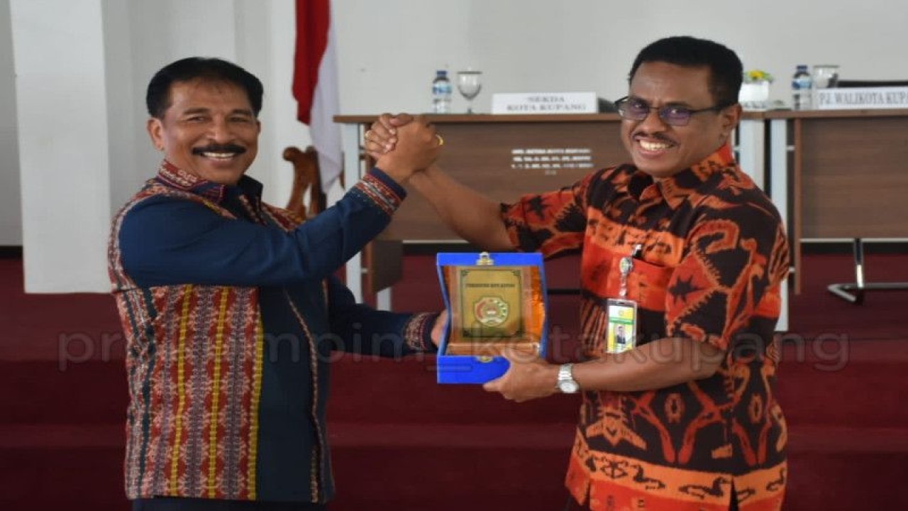 Rektor Universitas Nusa Cendana (Undana) Kupang Provinsi Nusa Tenggara Timur Dr. drh. Maxs U. E. Sanam, M.Sc (kanan) bersama Penjabat Wali Kota Kupang George Melkianus Hadjoh (kiri) dalam kegiatan penandatangan kerja sama dalam mewujudkan kelurahan yang unggul dan berdampak, Jumat. (ANTARA/HO-Prokompim Setda Kota Kupang)