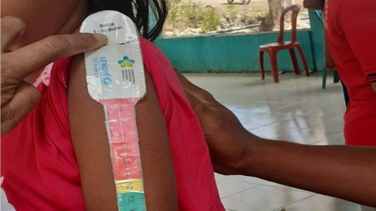 Petugas kesehatan melakukan pemeriksaan kesehatan pada anak di Kabupaten Lembata, NTT. (ANTARA/HO-Dokumentasi Pribadi)