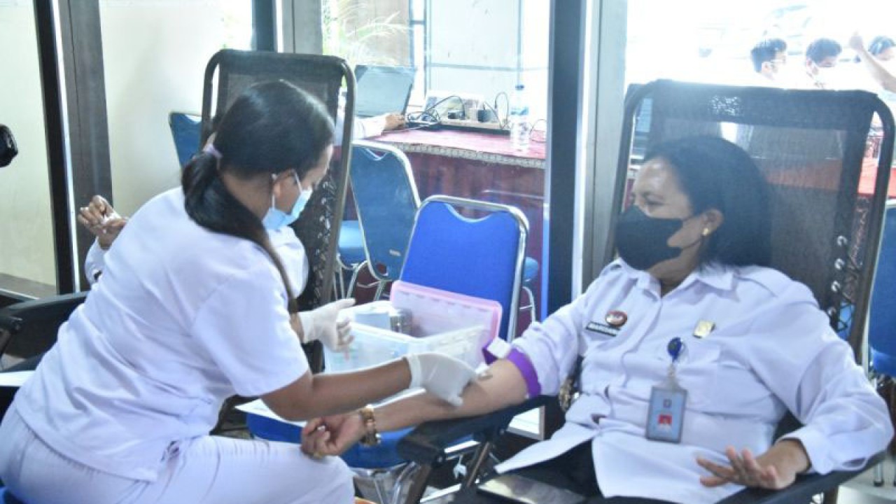 Kepala Kanwil kemenkumham NTT Marciana D Jone saat mendonorkan darahnya di Kupang, Rabu, (18/1/2023). ANTARA/Kornelis Kaha