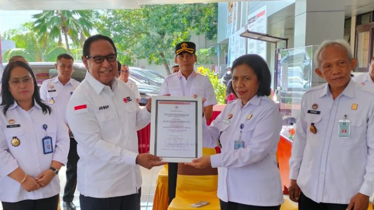 Ketua PMI NTT Josef Nae Soi (kedua kiri) memberikan piagam penghargaan kepada Kakanwil kemenkumham NTT Marciana D Jone di Kupang, Rabu (18/1/2023). ANTARA/Kornelis Kaha