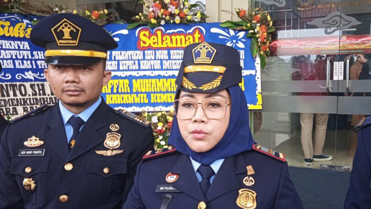 Kepala Kantor Imigrasi Klas I TPI Cirebon Nur Raisha Pujiastuti memberi keterangan di Cirebon, Jawa Barat, Kamis (26/1/2023). (ANTARA/Khaerul Izan)