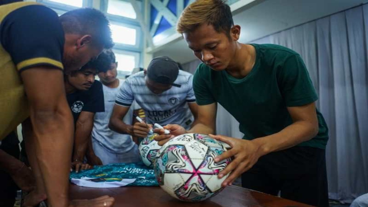 Seluruh elemen klub Nusantara United FC menandatangani sebuah jersey dan bola dalam pembubaran skuad NUFC setelah Liga 2 dihentikan. ANTARA/HO - Nusantara United FC