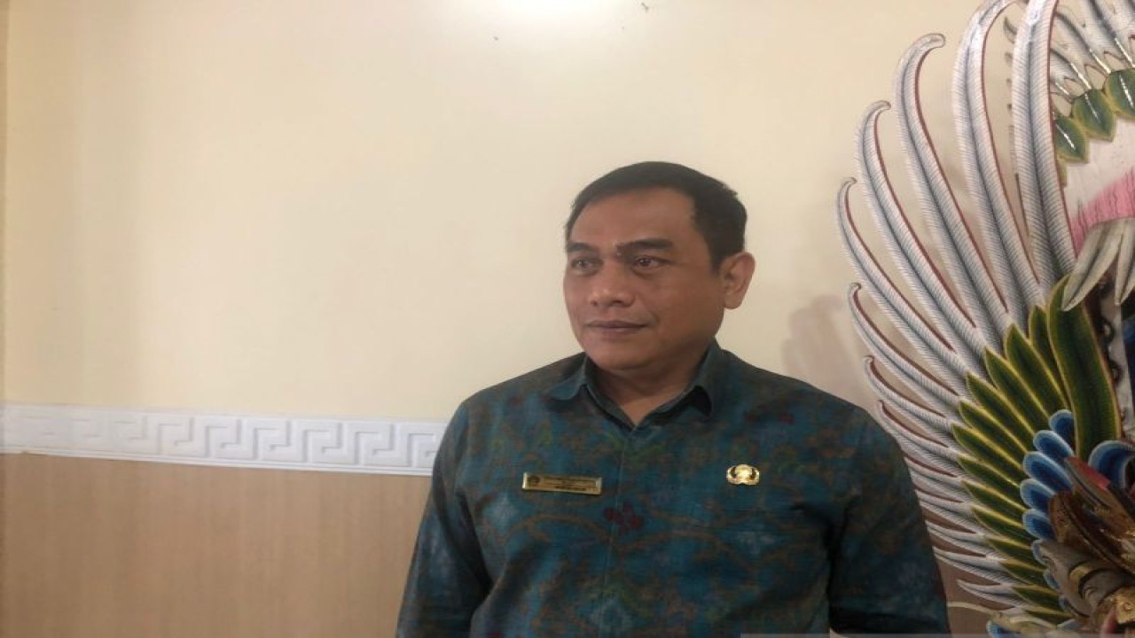 Kepala Dinas Kesehatan I Nyoman Gede Anom ketika diwawancara soal pengobatan tradisional di Denpasar, Selasa (10/1/2023). ANTARA/Ni Putu Putri Muliantari