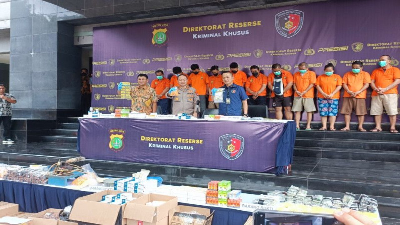 Jajaran Polda Metro Jaya menunjukkan barang bukti dan para tersangka dalam konferensi pers mengenai kasus obat palsu, di Jakarta, Jumat (27/1/2023). ANTARA/Ilham Kausar