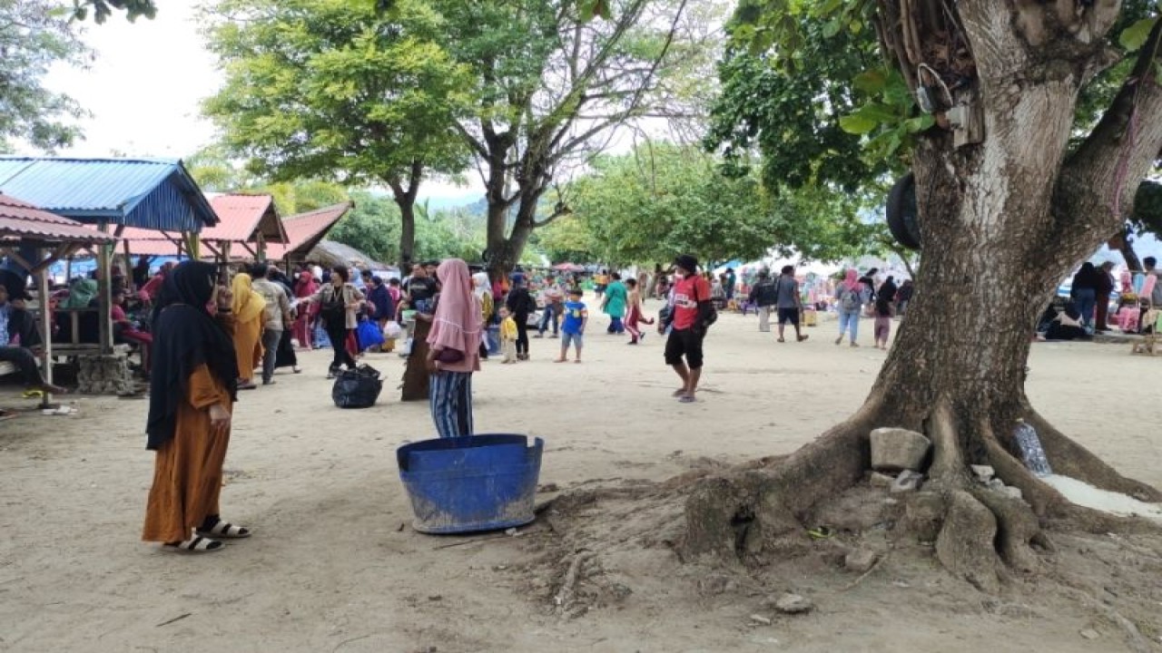 Ilustrasi- Salah satu objek wisata bahari di Lampung saat libur tahun baru 2022. ANTARA/Ruth Intan Sozometa Kanafi.