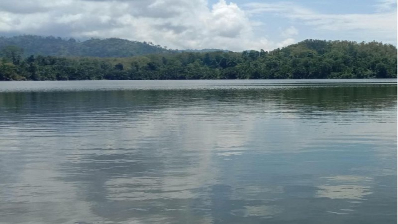 Objek wisata Danau Tapala di Desa Hatunuru, Kecamatan Taniwel  Timur, Kabupaten Seram Bagian Barat (SBB), Maluku. ANTARA/HO-Dispar Seram Bagian Barat
