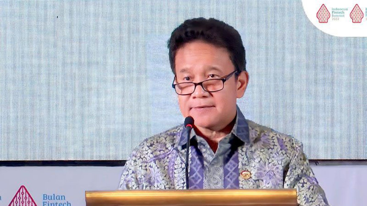 Tangkapan layar - Wakil Ketua Dewan Komisioner Otoritas Jasa Keuangan (OJK) Mirza Adityaswara dalam "Closing Ceremony 4th Indonesia Fintech Summit & Bulan Fintech Nasional 2022" yang dipantau secara daring di Jakarta, Senin (12/12/2022). ANTARA/Youtube Bank Indonesia/pri. (ANTARA/Youtube Bank Indonesia)