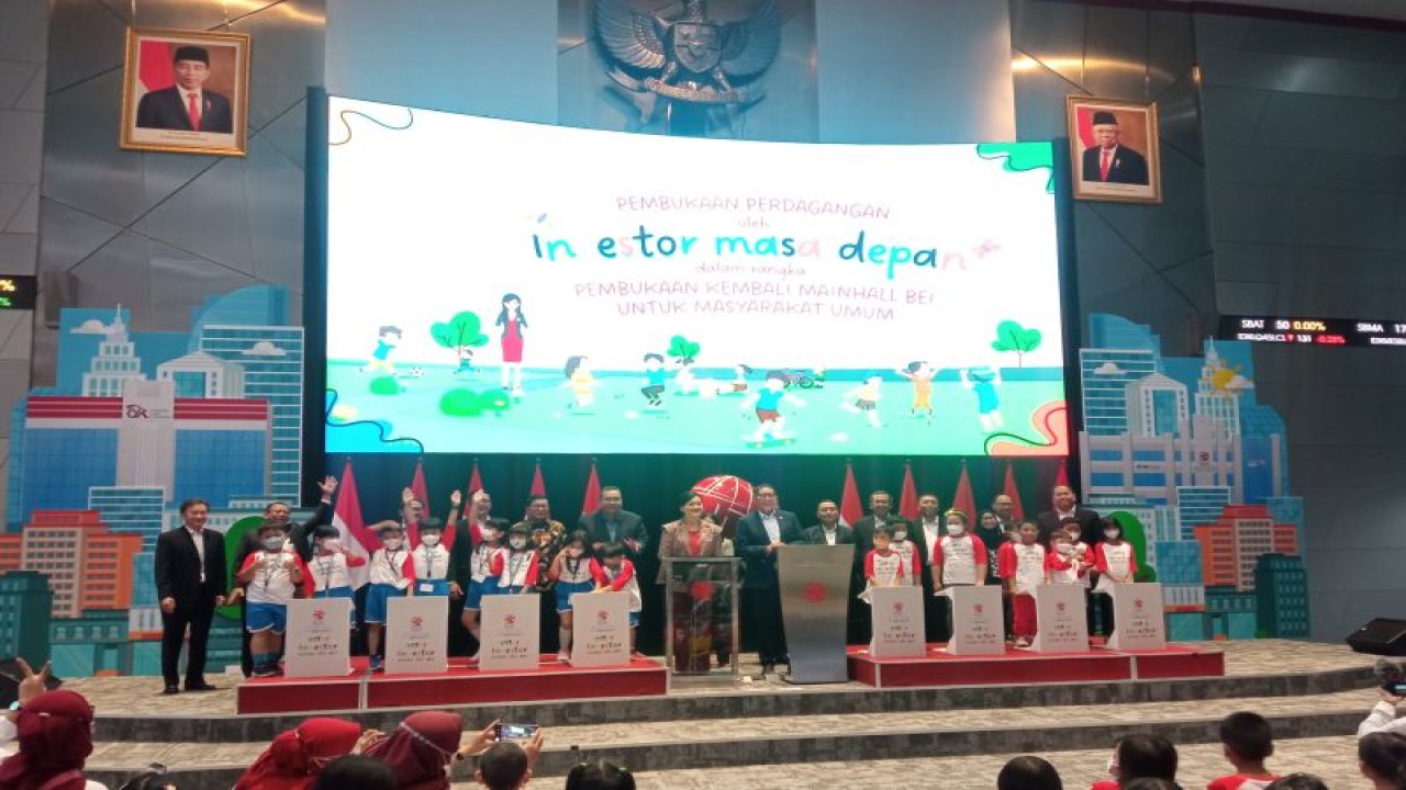 Bursa Efek Indonesia (BEI) membuka kembali Main Hall di Jakarta, Senin. (ANTARA/ Muhammad Heriyanto)