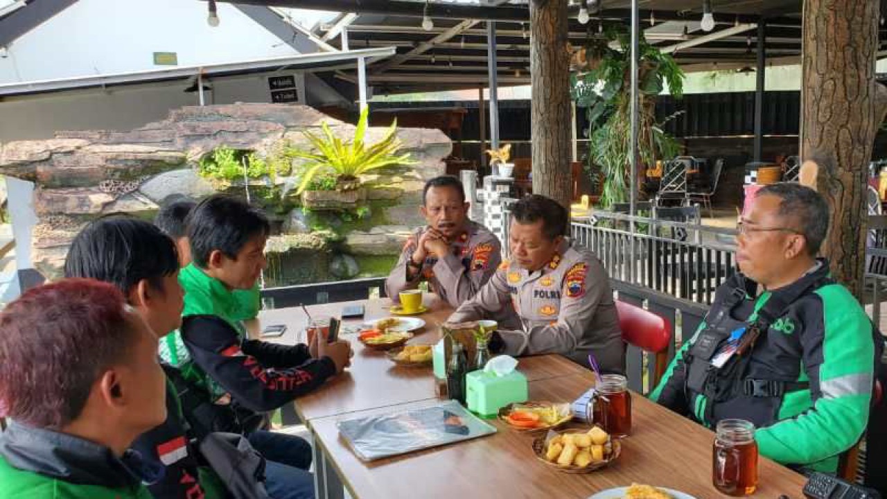 Kapolres Temanggung berdialog bersama komunitas ojek online (Ojol) terkait eksistensi relawan ambulans. ANTARA/Heru Suyitno