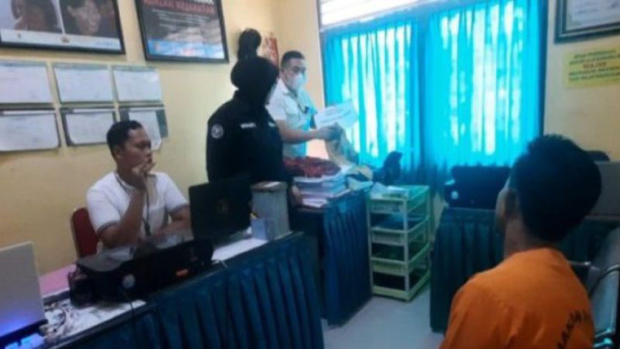 Oknum guru tersangka pelaku pelecehan seksual siswa SD menjalani pemeriksaan di Mapolres Sumenep (ANTARA/HO-Polres Sumenep)