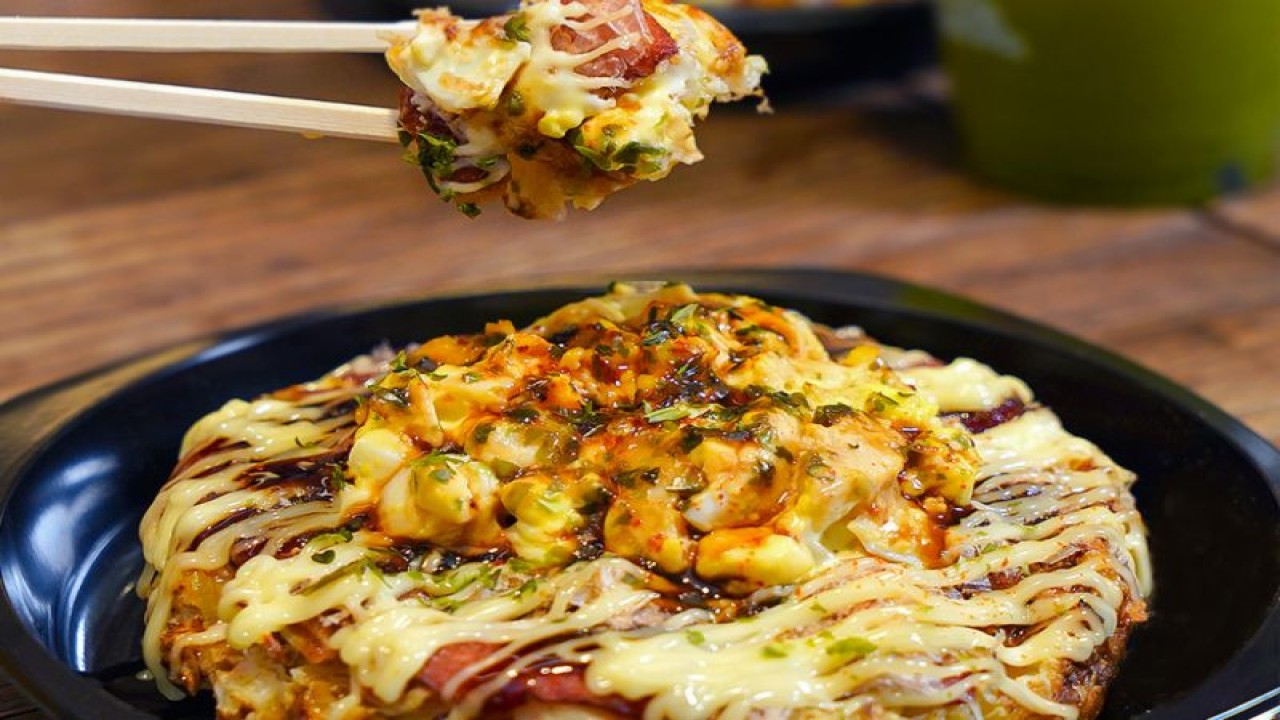 Tampilan okonomiyaki dengan topping teritama yang jadi menu baru di Gindaco membuka 2023. (ANTARA/HO/Gindaco)