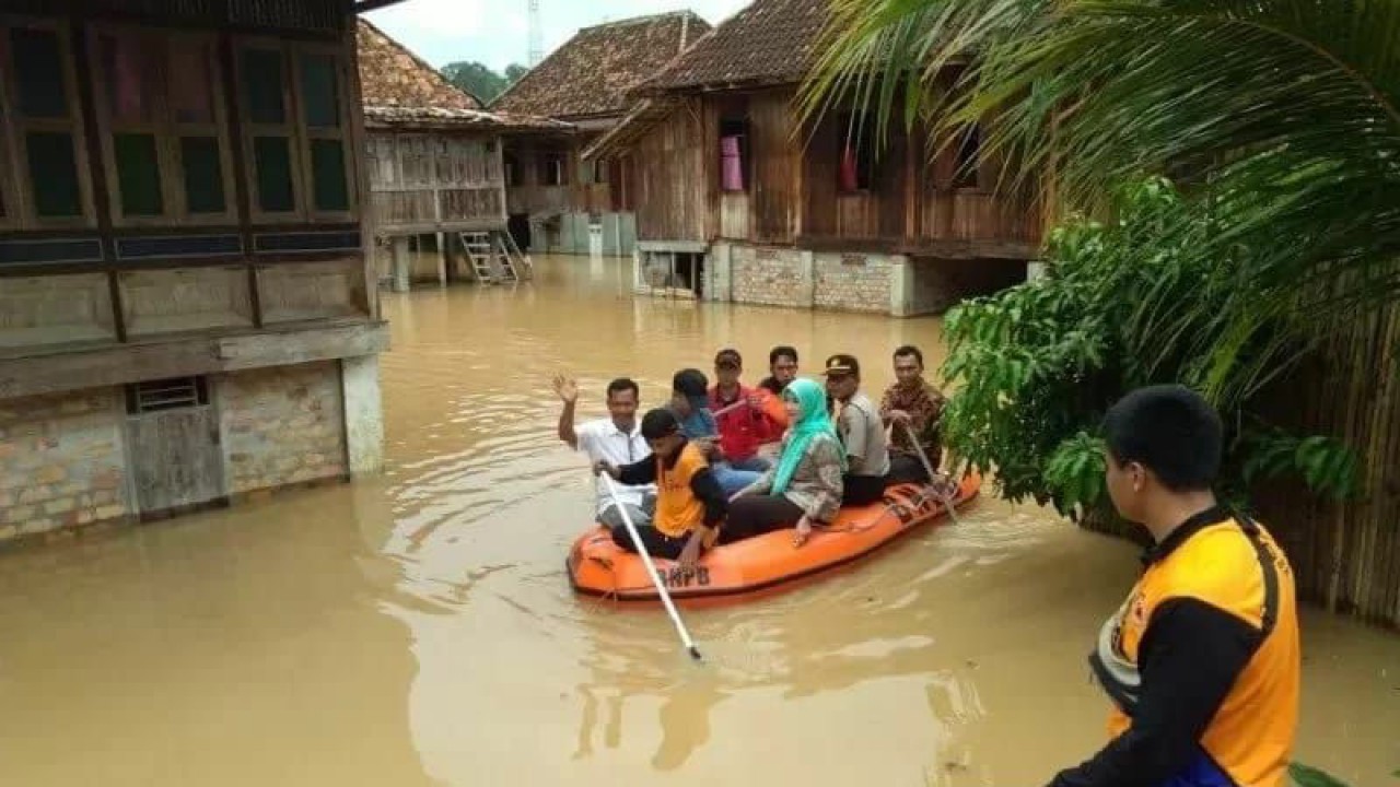 Korban banjir di Kabupaten OKU dievakuasi menggunakan perahu karet. (ANTARA/Edo Purmana/Arsip)
