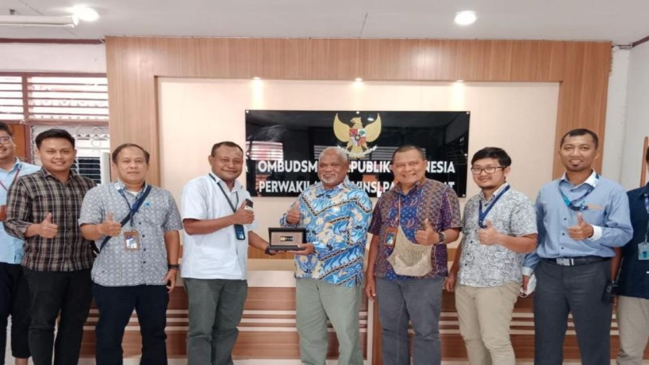 Pimpinan PLN UP3 Manokwari dan PLN UP2K Papua Barat saat berkunjung ke Kantor Ombudsman Republik Indonesia Perwakilan Papua Barat. (ANTARA/HO-PLN UP3 Manokwari)