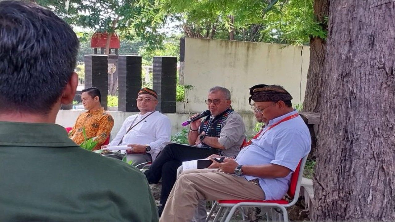 Kepala Dinas Lingkungan Hidup dan Kehutanan Provinsi NTT Ondy Christian memberikan keterangan dalam konferensi pers terkait pembukaan kegiatan Indonesia's FOLU Net Sin 2030 di Kupang, Jumat (27/1/2022). (ANTARA/Aloysius Lewokeda)