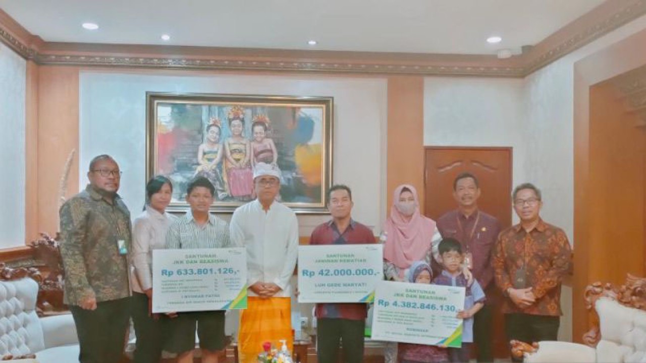 Kepala BPJAMSOSTEK Cabang Bali Denpasar Opik Taufik bersama Wali Kota Denpasar I Gusti Ngurah Jaya Negara dan Deputi Direktur BPJAMSOSTEK Wilayah Bali, Nusa Tenggara dan Papua (Banuspa) Kuncoro Budi Winarno saat penyerahan santunan kepada tiga ahli waris peserta yang meninggal dunia di Denpasar, Selasa (24/1/2023). ANTARA/Ni Luh Rhismawati.