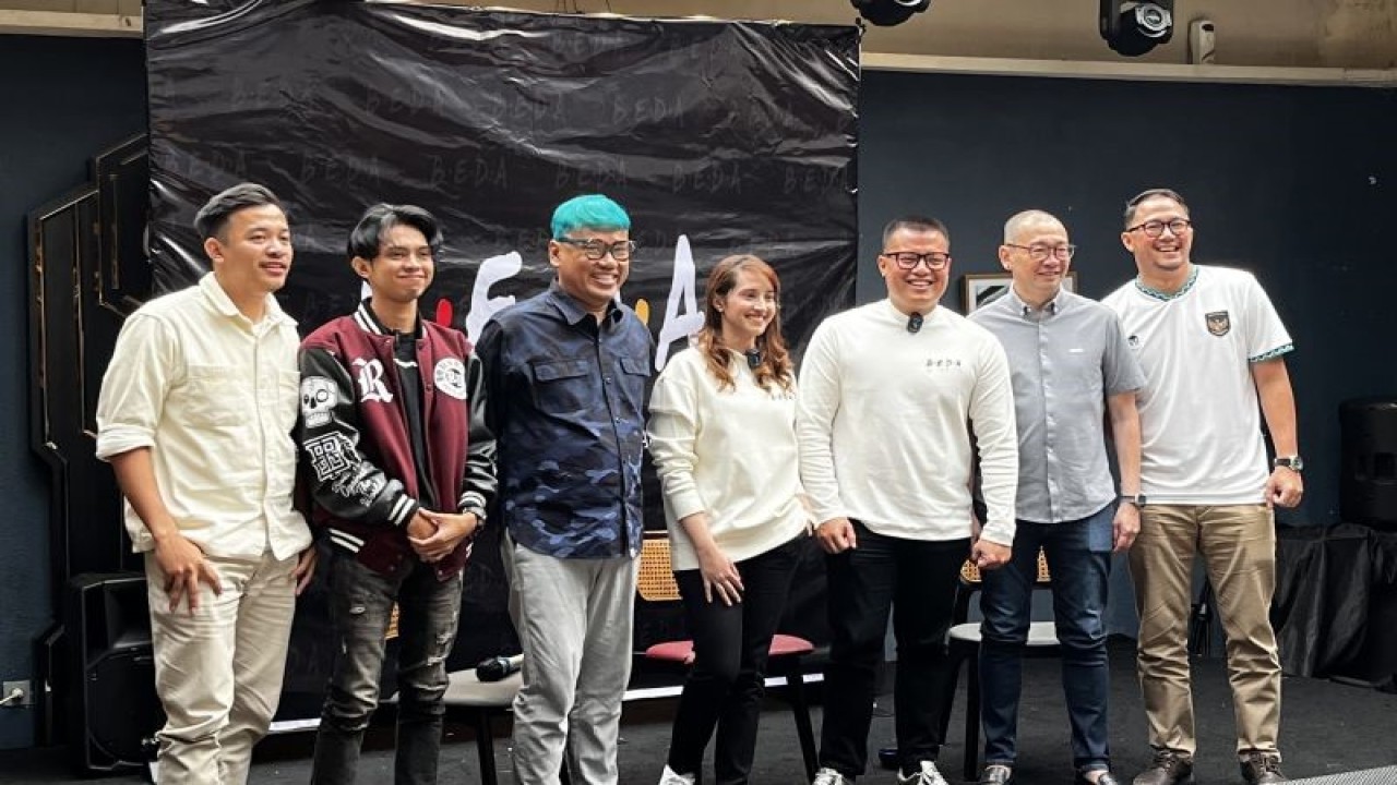 Para perwakilan dan pembicara dalam jumpa pers deklarasi dukungan B.E.D.A untuk pencalonan Erick Thohir sebagai Ketua Umum PSSI di Jakarta Pusat, Rabu (18/1/2022). (ANTARA/Arnidhya Nur Zhafira)