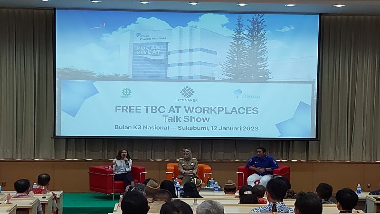 Founder Narasi Najwa Shihab (kiri) berdialog dengan Menteri Ketenagakerjaan RI Ida Fauziyah (tengah) dan HRD and Corporate Communication Director PT Amerta Indah Otsuka Sudarmadi Widodo (kanan) dalam agenda Talkshow Bulan K3 di Gedung Amerta Indah Otsuka, Sukabumi, Jawa Barat, Kamis (12/1/2023). (ANTARA/Andi Firdaus).