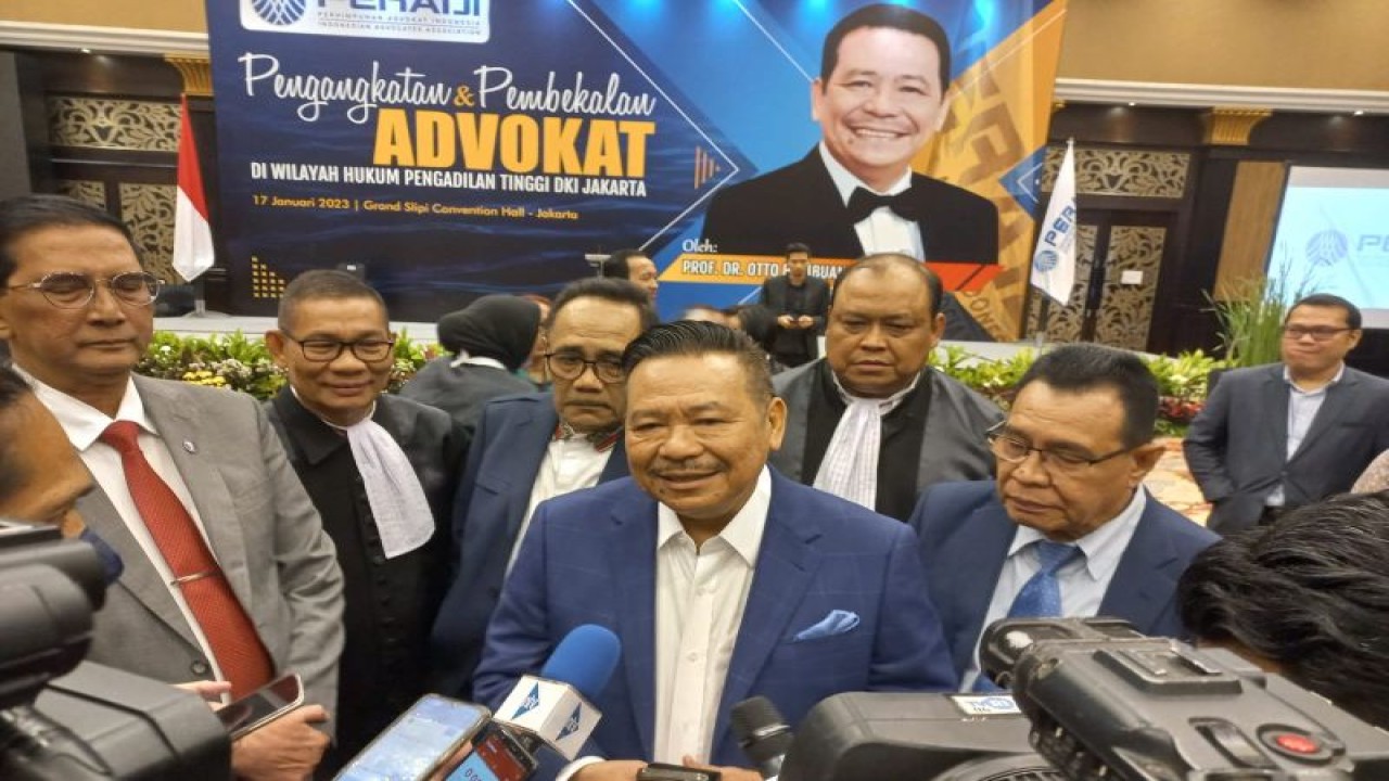 Ketua Umum Dewan Pimpinan Nasional (Ketum DPN) Peradi Otto Hasibuan usai memberikan pembekalan pada 730 orang advokat baru Peradi, di Jakarta, Selasa (17/1/2023) malam. ANTARA/HO-Dokumen Pribadi