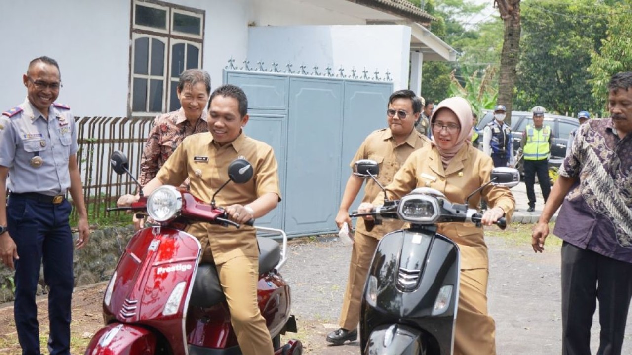 Bupati Lumajang Thoriqul Haq dan Wakil Bupati Indah Amperawati hadir untuk meresmikan pabrik perakitan motor listrik tersebut di Desa Wonorejo, Kecamatan Kedungjajang, Kabupaten Lumajang, Jawa Timur (Jatim), pada Senin (16/1/2023). (Istimewa)