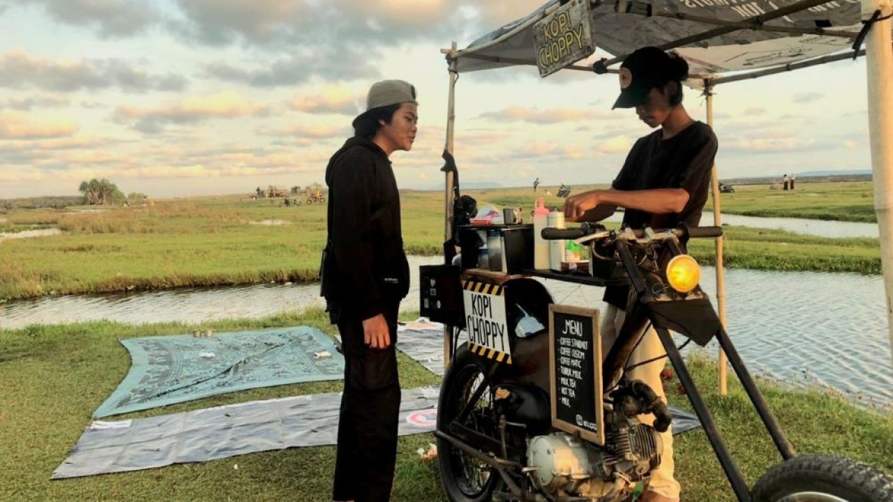 Ikal mengaku baru berjualan kopi di Padang Savana Lumajang ini selama 4 bulan belakangan. (Istinewa/lumajangkab.go.id)