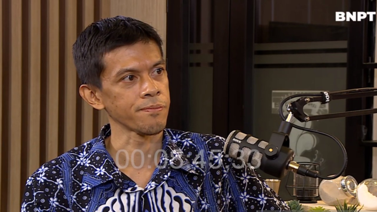 Hasil tangkapan layar Pakar Intelijen dan Terorisme Stanislaus Riyanta saat menjadi narasumber dalam podcast Kafe Toleransi yang diunggah dalam kanal YouTube Humas BNPT, dipantau dari Jakarta, Sabtu (30/10/2021) (ANTARA/Tri Meilani Ameliya)