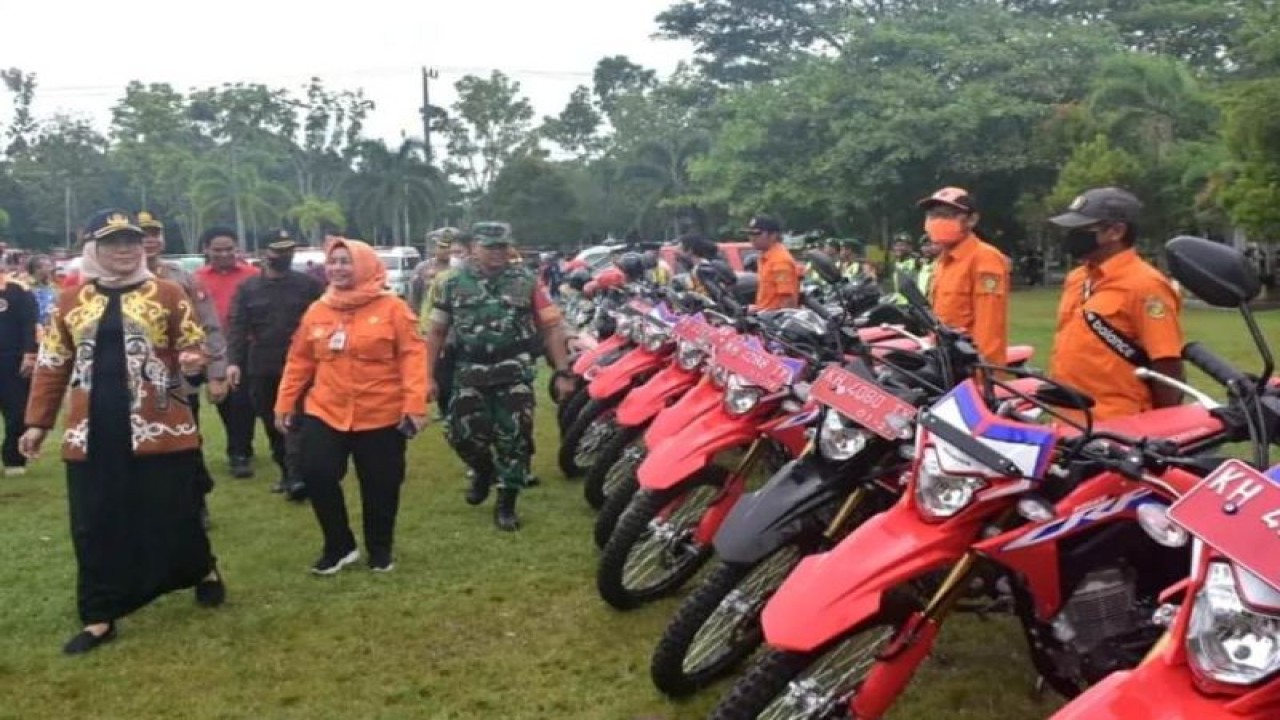 Sekda Kota Palangka Raya, Provinsi Kalimantan Tengah Hera Nugrahayu (kiri) saat memantau kesiapan pasukan pada apel kesiapsiagaan penanganan karhutla di Palangka Raya, beberapa waktu lalu. (ANTARA/HO-Protokol Komunikasi Palangka Raya)