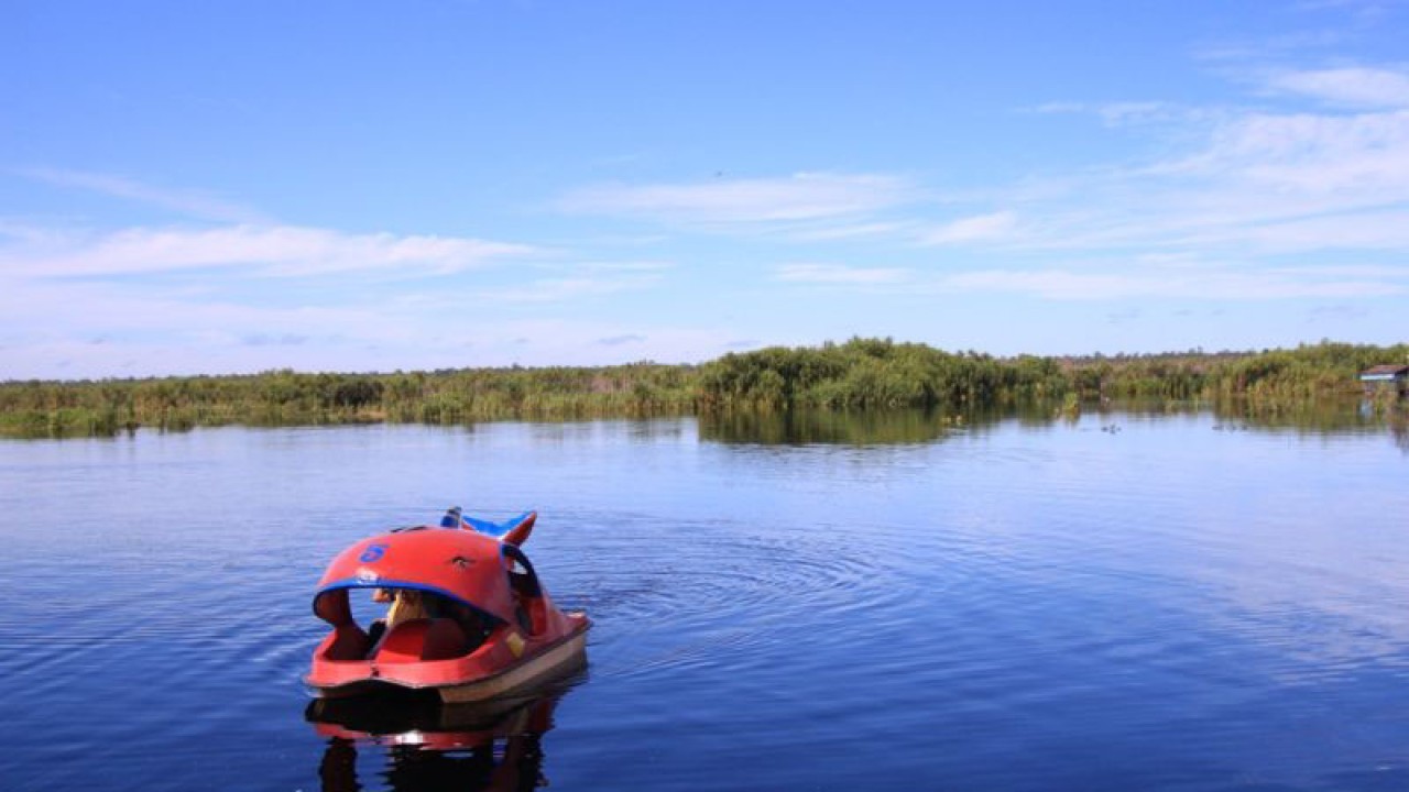 Dokumentasi. Warga menikmati suasana di objek Wisata Air Hitam Sabangau di Kota Palangka Raya, beberapa waktu lalu. (ANTARA/Rendhik Andika)