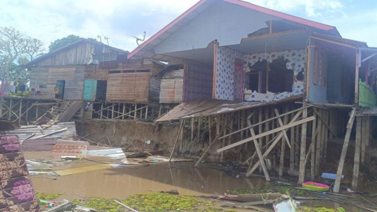 Empat bangunan rumah warga yang berada di Jalan Sepakat, Kelurahan Langkai, Kecamatan Pahandut, Kota Palangka Raya, Kalimantan Tengah rusak parah akibat abrasi Sungai Kahayan yang terjadi pada Minggu (1/1/2023). ANTARA/Dokumentasi Pribadi
