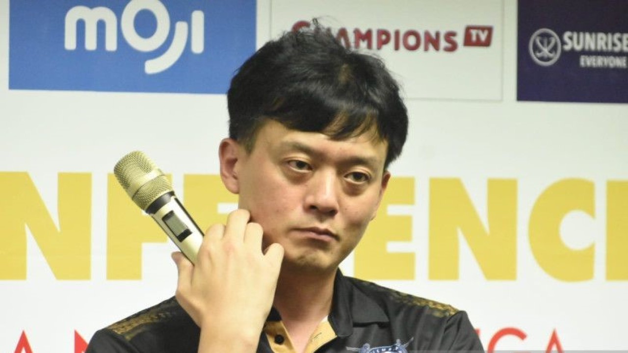 Pelatih kepala tim bola voli putra Palembang Bank SumselBabel Youngtaek Lee memberikan keterangan pers seusai pertandingan berhadapan dengan Jakarta BNI 46 pada putaran pertama pekan ketiga PLN Mobile Proliga 2023 di venue PSCC, Palembang, Sumatera Selatan, Minggu (22/1/2023) (ANTARA/M Riezko Bima Elko P)