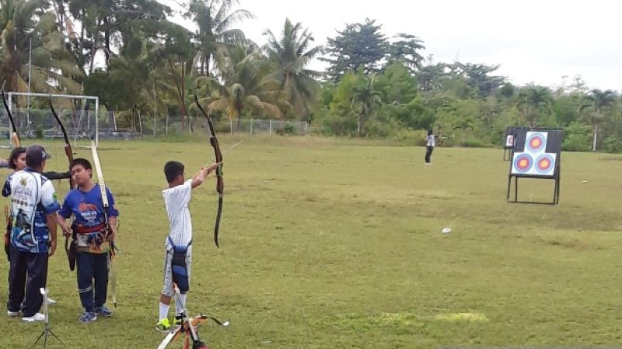 Atlet panahan Biak Numfor sedang berlatih di lapangan putra Angkasa Lanud Manuhua persiapan Pekan Olahraga Provinsi Papua 2023. ANTARA/Muhsidin