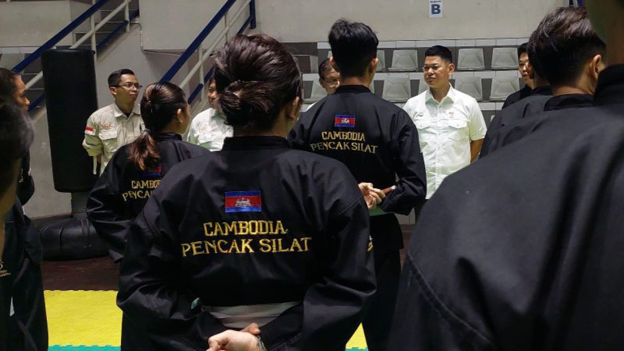 Tim pencak silat Kamboja menerima kunjungan dari Ketua NOC Indonesia Raja Sapta Oktohari dan jajaran di Padepokan Pencak Silat TMII, Jakarta, Kamis (19/1/2023). (ANTARA/Muhammad Ramdan)