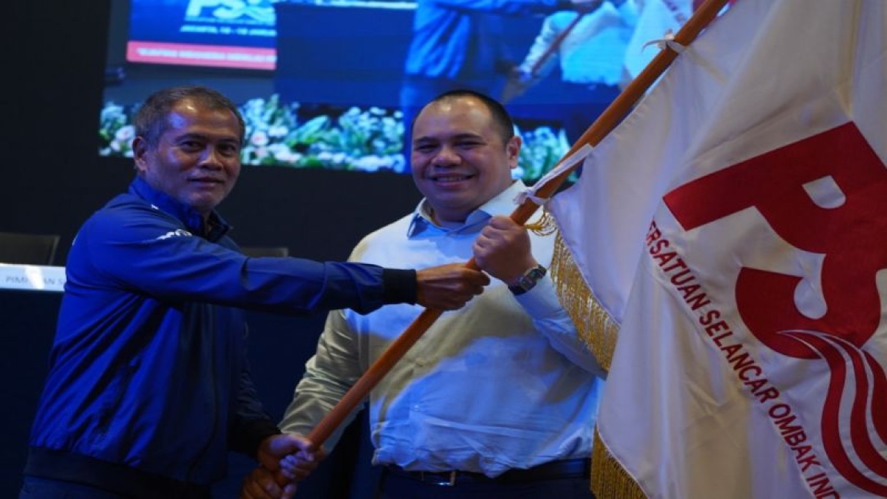 Ketua Umum PB PSOI terpilih Pandu Patria Sjahrir (kiri) secara simbolis menerima bendera PSOI dari ketua umum sebelumnya Arya Sena Subyakto dalam Munas di Artotel Suites Mangkuluhur, Jakarta, Selasa (17/1/2023).  (ANTARA/HO-PSOI)