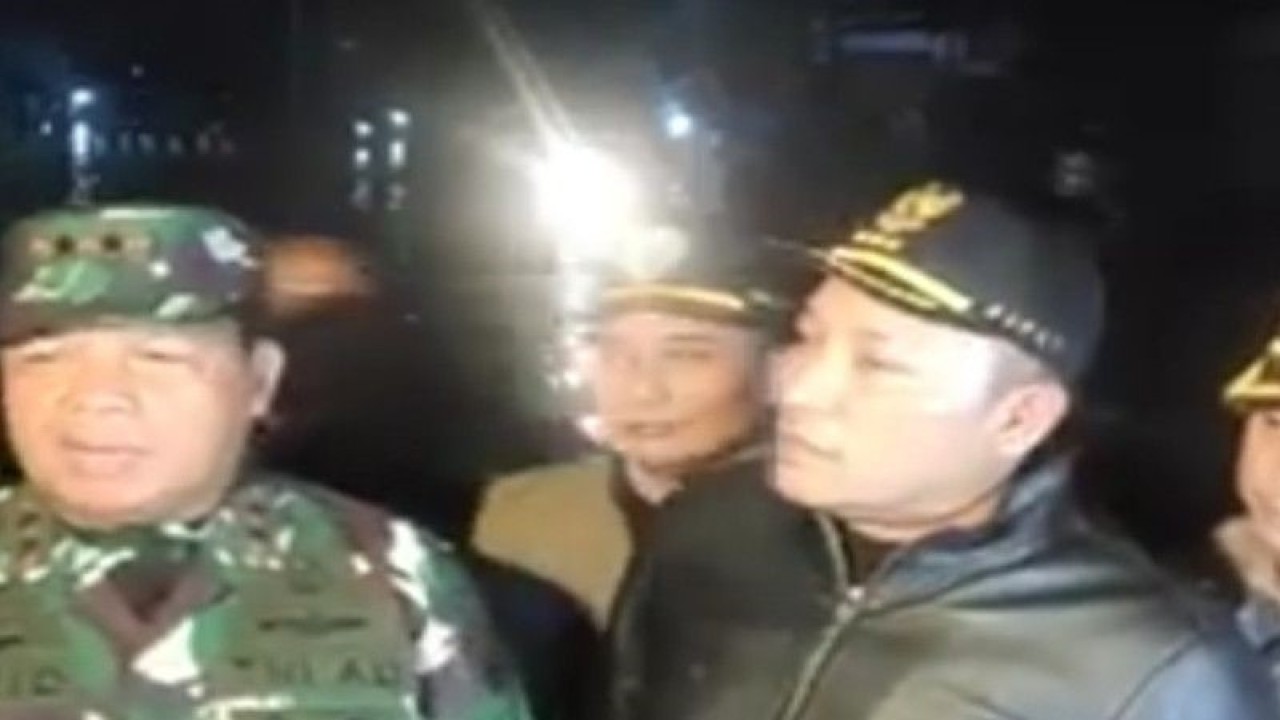 Pangdam V/Brawijaya Mayjen TNI Farid Makruf menyampaikan keterangan pers, seusai menyalurkan bantuan kepada korban banjir di Sampang, Jawa Timur, Minggu (1/1) malam. (ANTARA/Abd. Aziz)