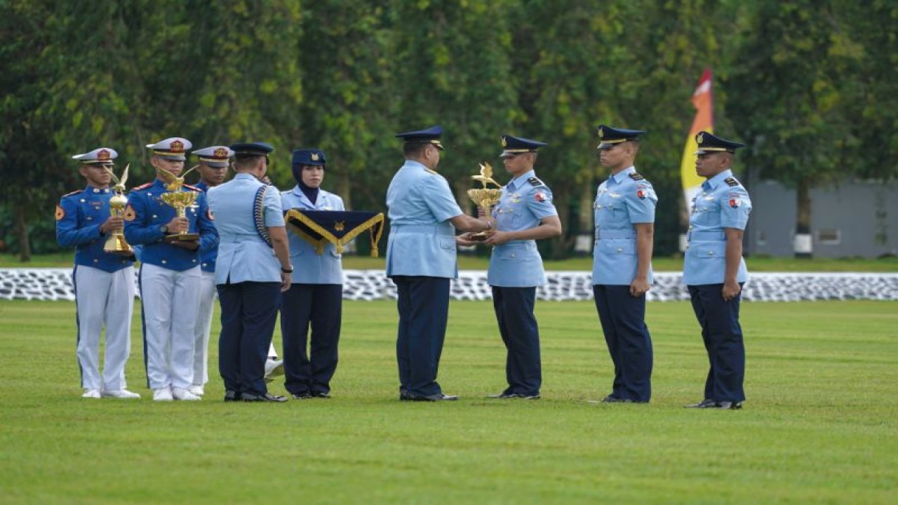 Sebanyak 37 penerbang muda diwisuda dalam upacara militer Wingday di Lapangan Jupiter Pangkalan Udara Adisutjipto, Yogyakarta, Rabu (11/1/2023) (ANTARA/HO/Pemda DIY)