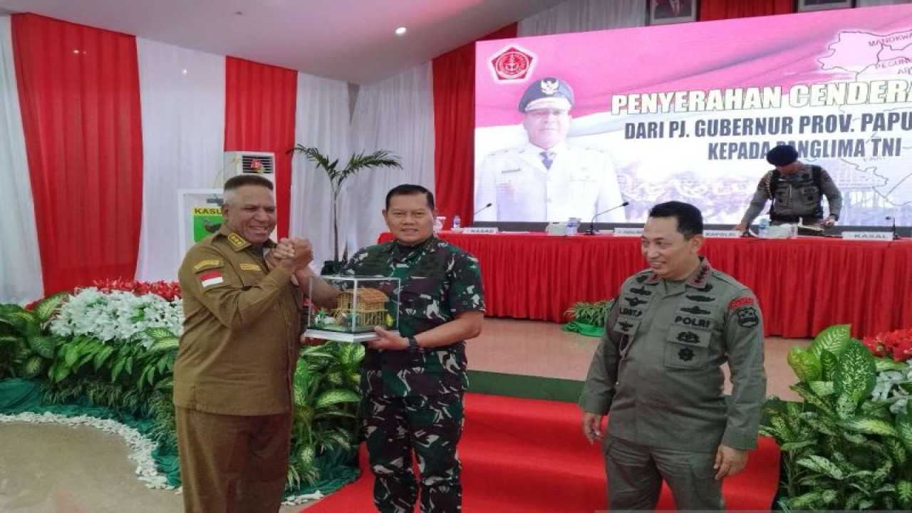 Panglima TNI, Kapolri, dan Gubernur Papua Barat Paulus Waterpauw. ANTARA/Tri Adi Santoso