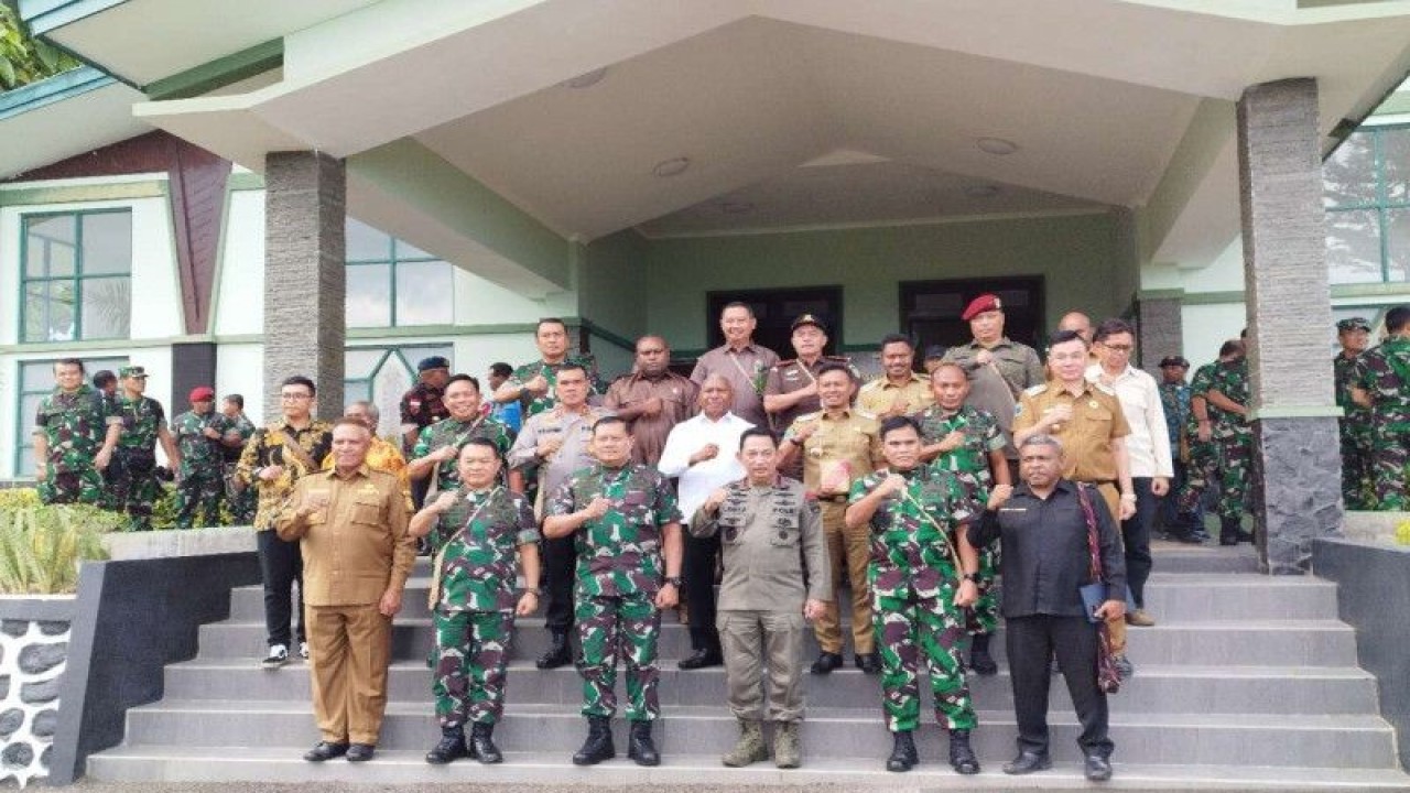 Panglima TNI dan Kapolri didampingi tokoh adat dan tokoh agama, di Manokwari, Provinsi Papua Barat. ANTARA/Tri Adi Santoso
