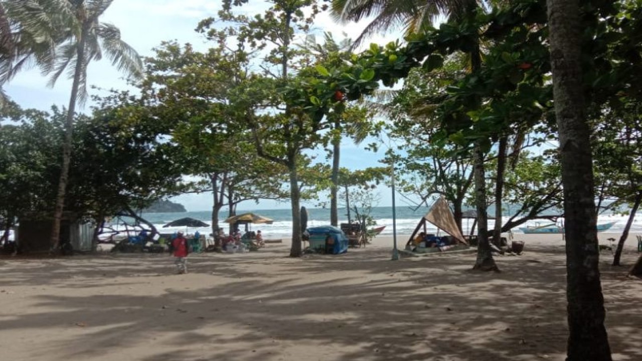 Suasana Pantai Pangandaran di Kabupaten Pangandaran, Jawa Barat, Selasa (3/1/2023). (ANTARA/HO-Wisatawan)
